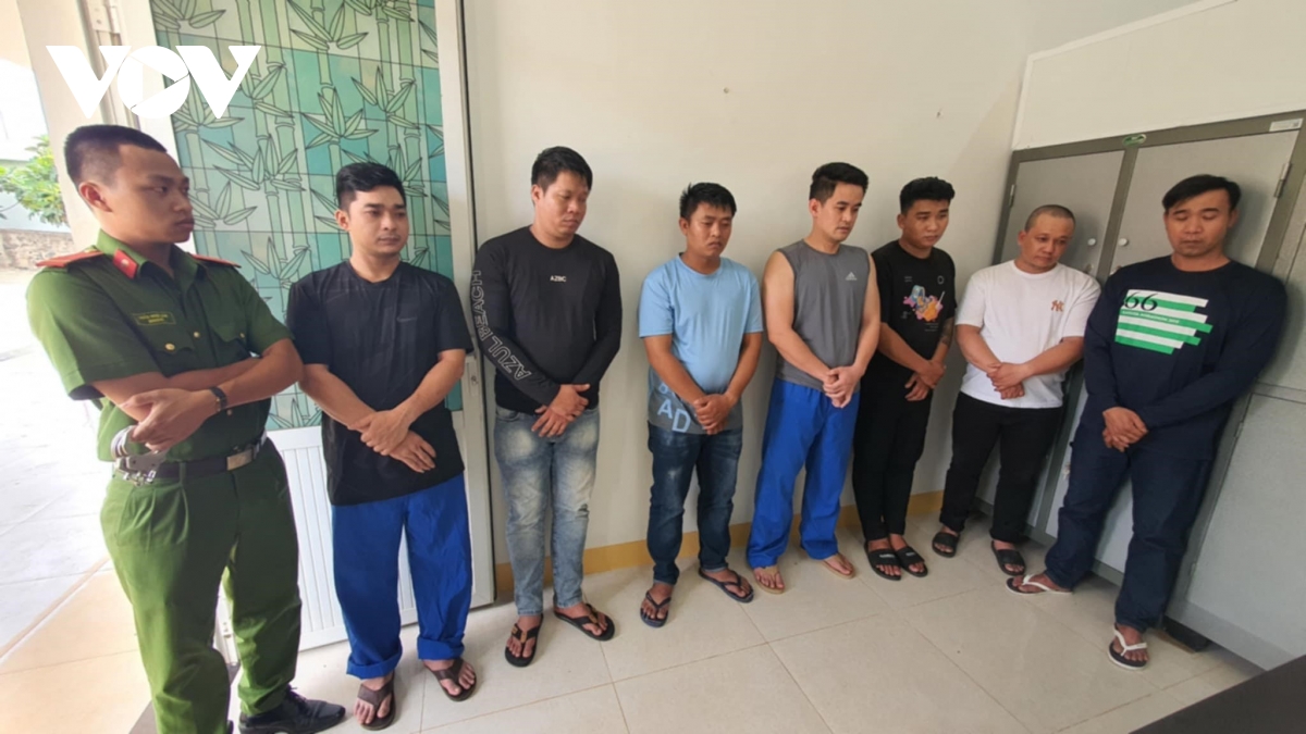 nhóm đối tượng mặc đồ đen đập phá quán phở gây xôn xao dư luận hình ảnh 2 nhom doi tuong mac do den dap pha quan pho gay xon xao du luan hinh anh 2
