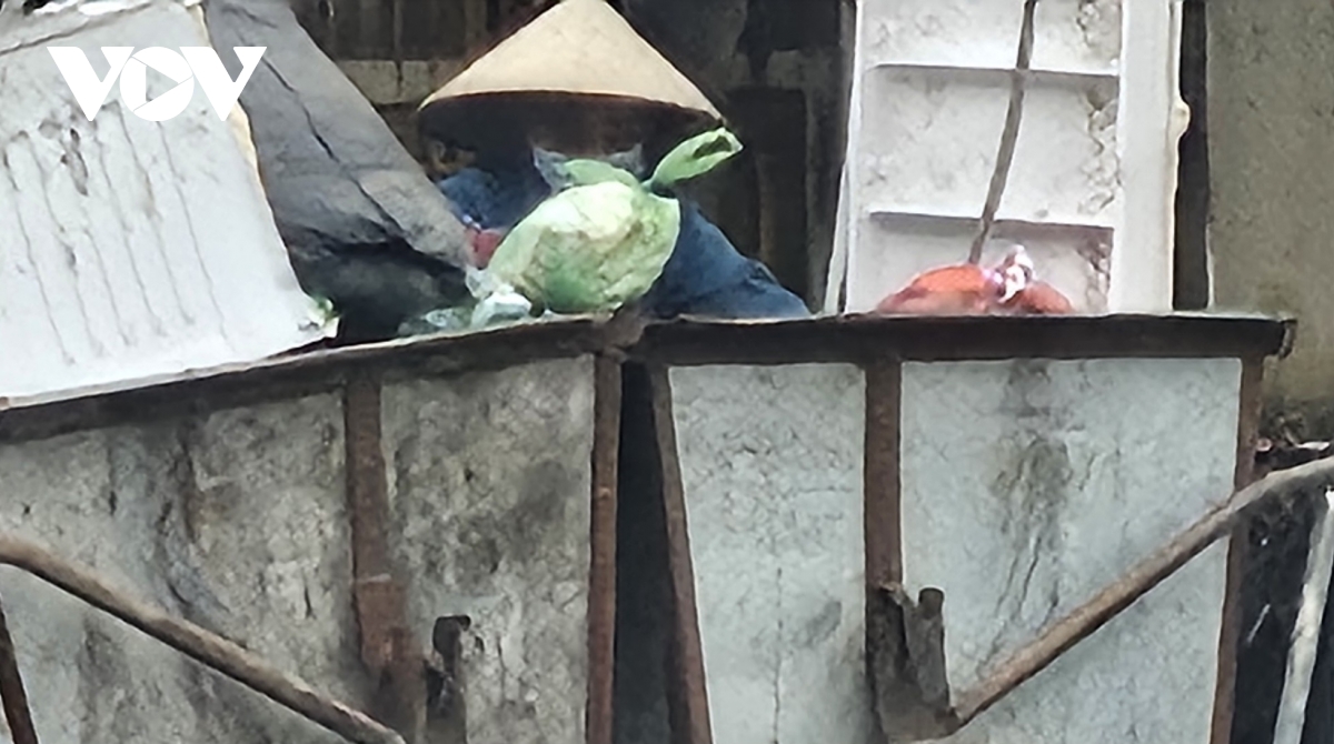 các bác ấy đang phân loại rác hình ảnh 1 cac bac ay dang phan loai rac hinh anh 1