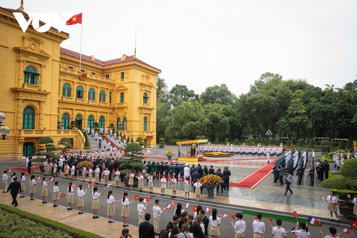 chủ tịch nước lương cường chủ trì lễ đón tổng thống pháp emmanuel macron hình ảnh 1 chu tich nuoc luong cuong chu tri le don tong thong phap emmanuel macron hinh anh 1