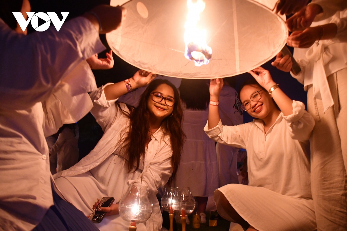 lung linh lễ hội thả đèn lồng vesak ở ngôi đền phật giáo lớn nhất thế giới hình ảnh 2 lung linh le hoi tha den long vesak o ngoi den phat giao lon nhat the gioi hinh anh 2
