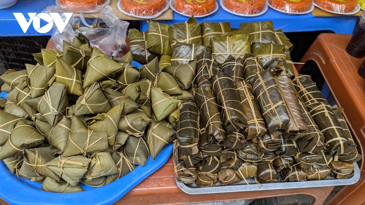 tết Đoan ngọ bánh tro, rượu nếp, hoa quả đắt hàng hình ảnh 2 tet Doan ngo banh tro, ruou nep, hoa qua dat hang hinh anh 2