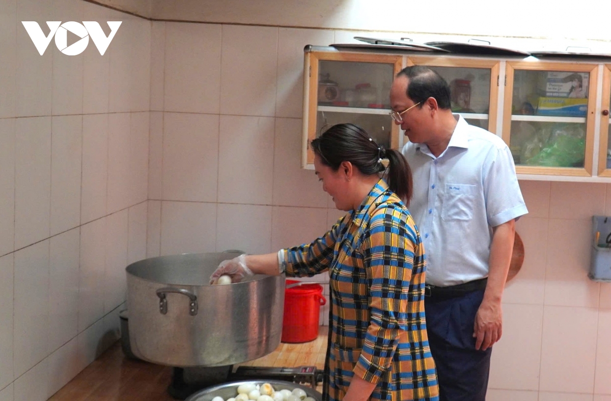 hoc sinh dan toc noi tru ca mau chanh long vi khong duoc ho tro tien an hinh anh 2