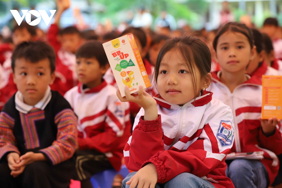 vov tây bắc phối hợp trao tặng 200 suất quà cho học sinh vùng cao sơn la hình ảnh 4 vov tay bac phoi hop trao tang 200 suat qua cho hoc sinh vung cao son la hinh anh 4