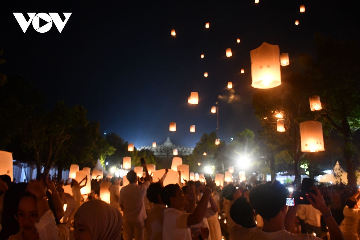 lung linh lễ hội thả đèn lồng vesak ở ngôi đền phật giáo lớn nhất thế giới hình ảnh 3 lung linh le hoi tha den long vesak o ngoi den phat giao lon nhat the gioi hinh anh 3