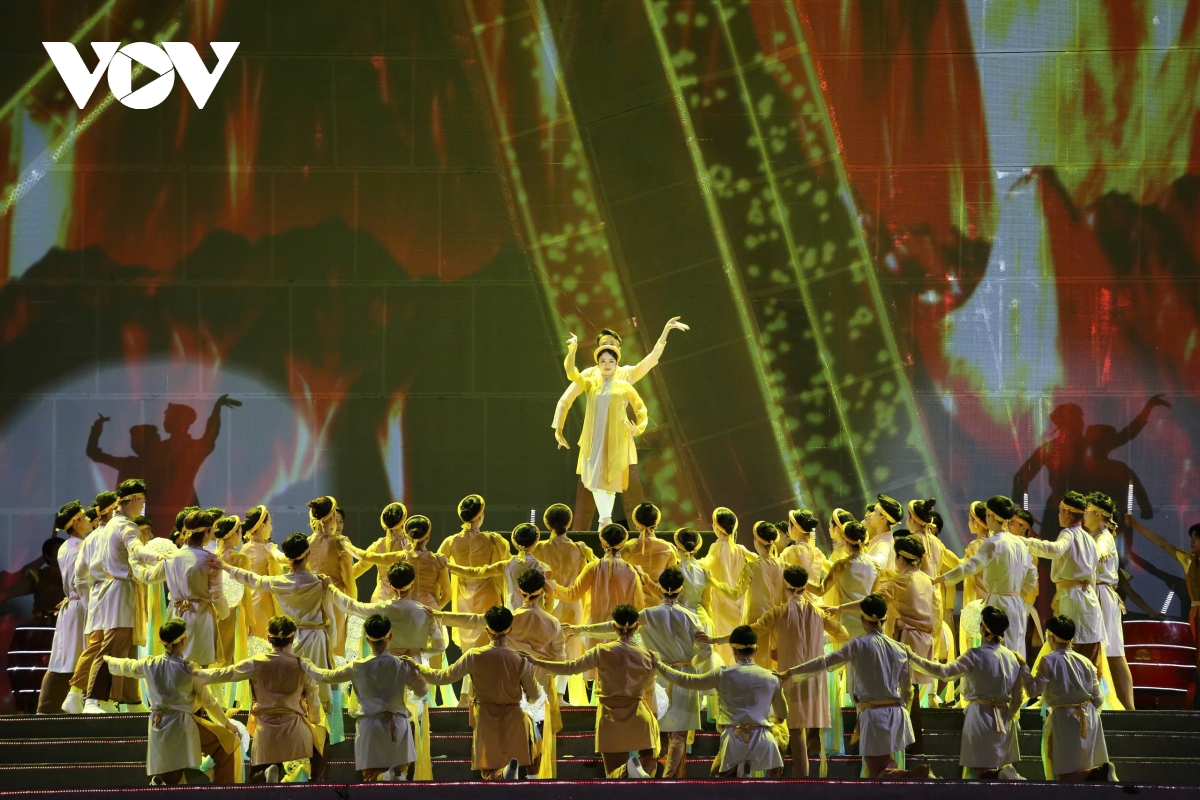 hàng vạn người dân, du khách hoà mình vào không khí carnaval hạ long 2025 hình ảnh 4 hang van nguoi dan, du khach hoa minh vao khong khi carnaval ha long 2025 hinh anh 4