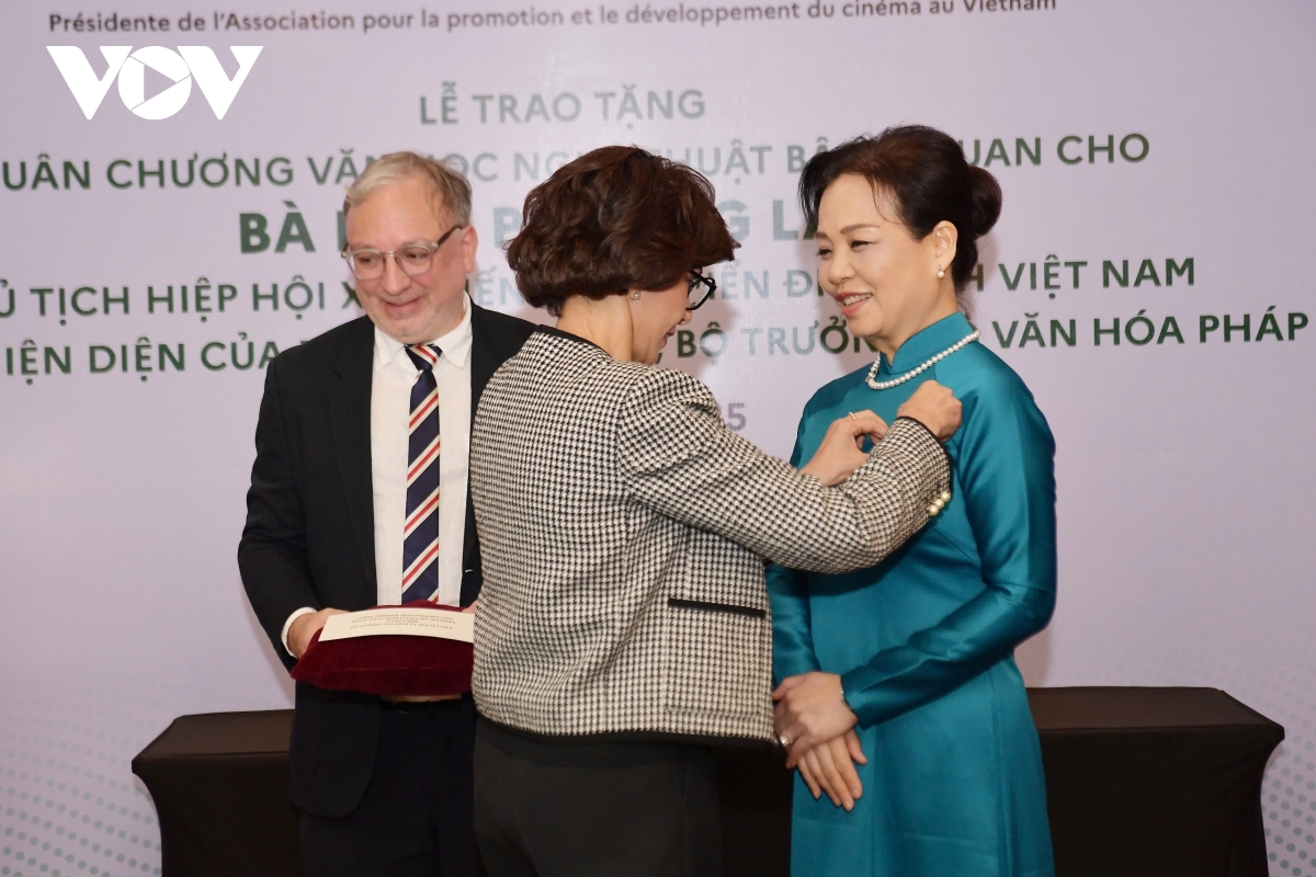 ts ngô phương lan được trao huân chương văn học nghệ thuật của pháp hình ảnh 1 ts ngo phuong lan duoc trao huan chuong van hoc nghe thuat cua phap hinh anh 1