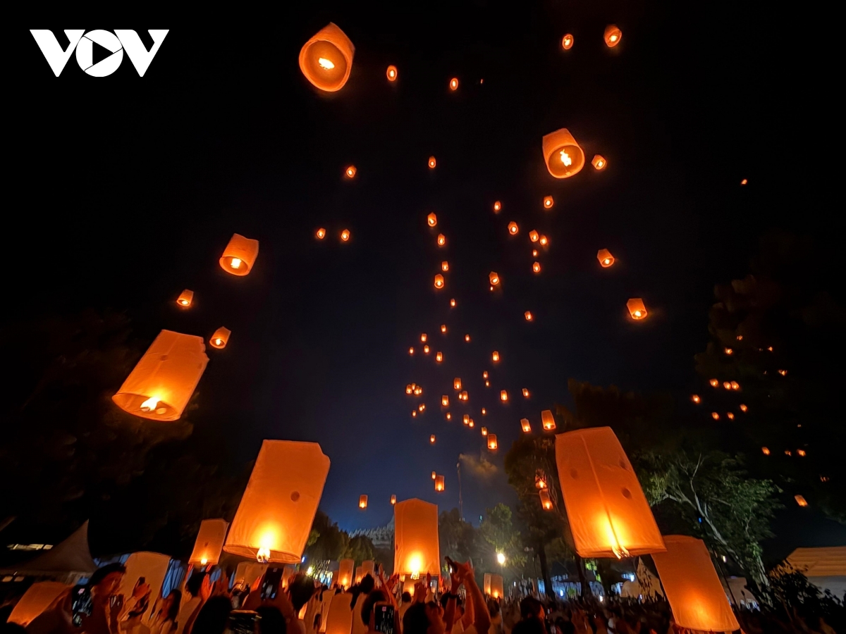 lung linh lễ hội thả đèn lồng vesak ở ngôi đền phật giáo lớn nhất thế giới hình ảnh 4 lung linh le hoi tha den long vesak o ngoi den phat giao lon nhat the gioi hinh anh 4