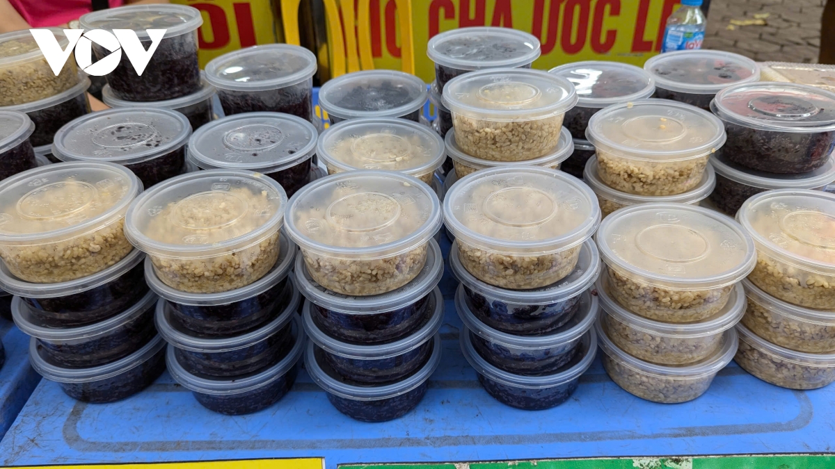 tết Đoan ngọ bánh tro, rượu nếp, hoa quả đắt hàng hình ảnh 3 tet Doan ngo banh tro, ruou nep, hoa qua dat hang hinh anh 3