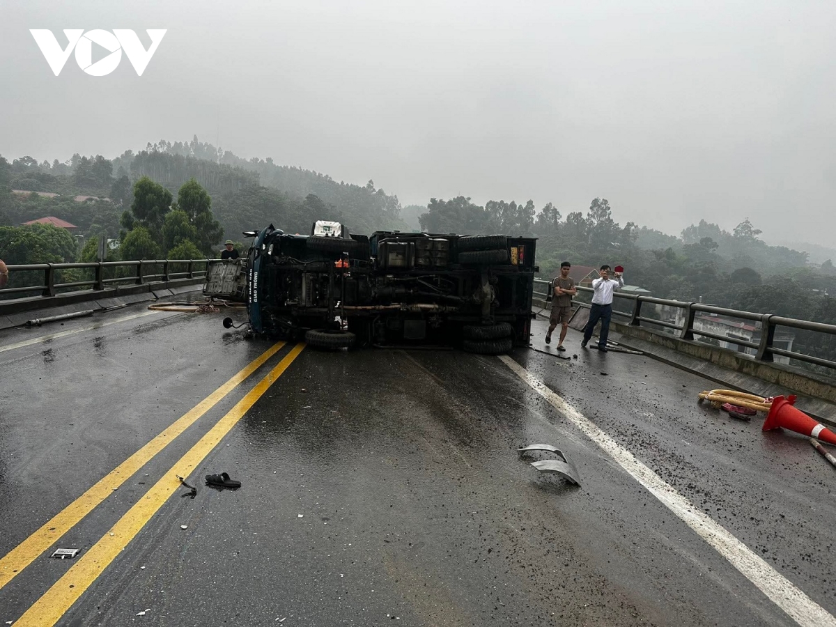 xe dau keo dam va lien hoan tren cao toc noi bai lao cai hinh anh 2