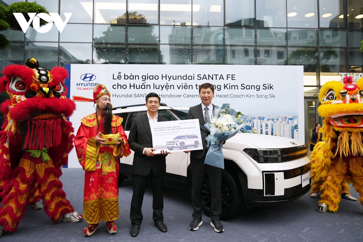Hyundai Thành Công bàn giao xe Santa Fe cho HLV tuyển Việt Nam Kim Sang-sik