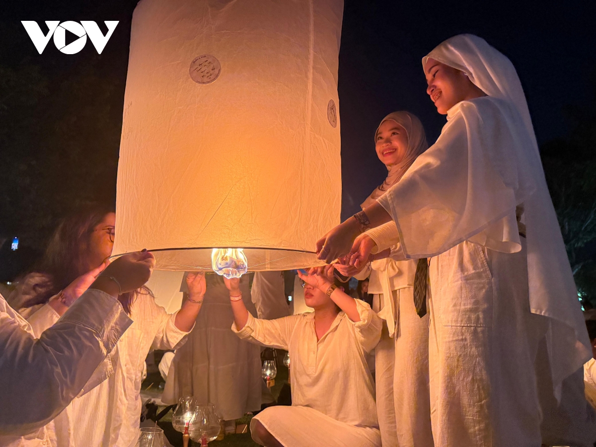 lung linh lễ hội thả đèn lồng vesak ở ngôi đền phật giáo lớn nhất thế giới hình ảnh 5 lung linh le hoi tha den long vesak o ngoi den phat giao lon nhat the gioi hinh anh 5