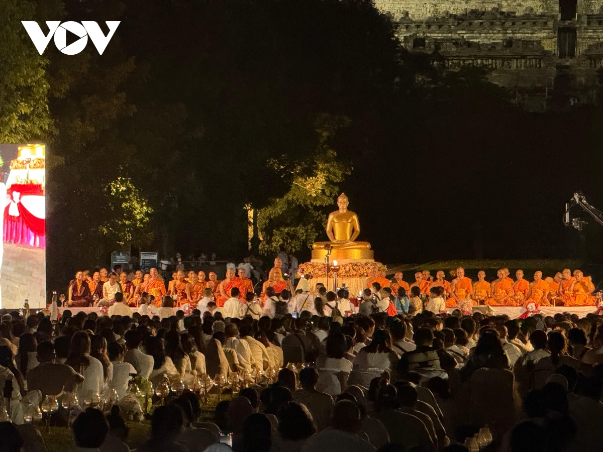 lung linh lễ hội thả đèn lồng vesak ở ngôi đền phật giáo lớn nhất thế giới hình ảnh 6 lung linh le hoi tha den long vesak o ngoi den phat giao lon nhat the gioi hinh anh 6