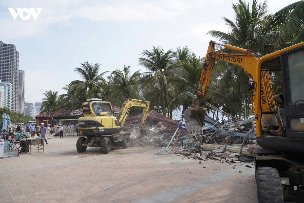 Đà Nẵng cưỡng chế tháo dỡ 7 quầy ẩm thực, lưu niệm dọc bãi biển du lịch Sơn Trà