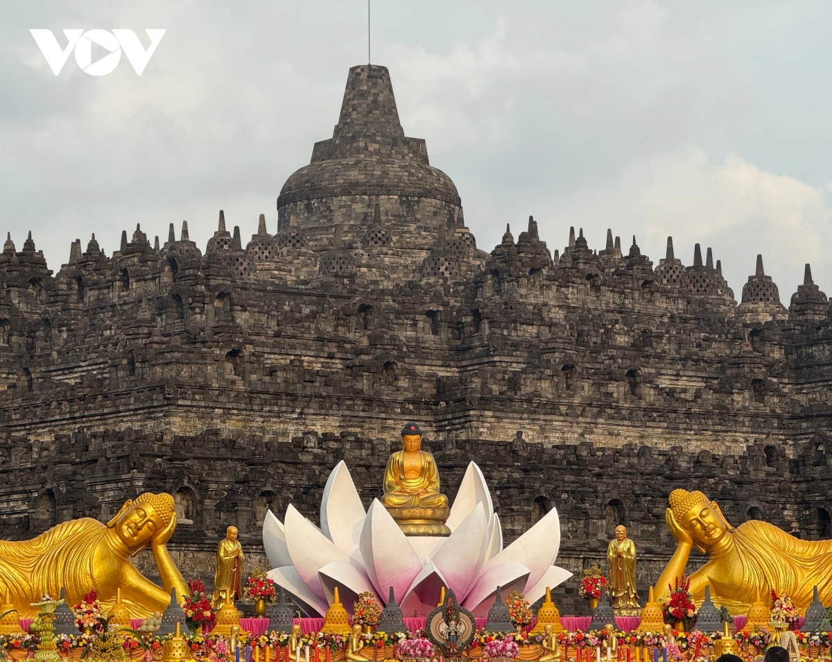lung linh lễ hội thả đèn lồng vesak ở ngôi đền phật giáo lớn nhất thế giới hình ảnh 7 lung linh le hoi tha den long vesak o ngoi den phat giao lon nhat the gioi hinh anh 7
