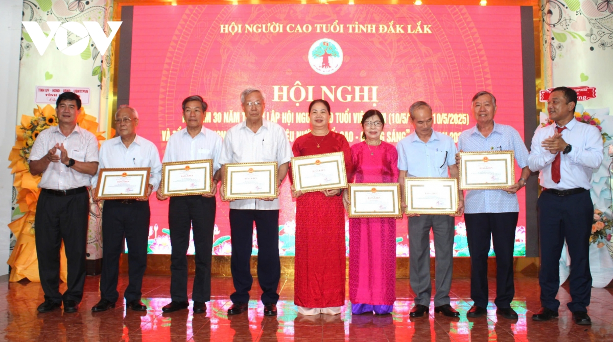 người cao tuổi Đắk lắk phát huy vai trò tuổi cao - gương sáng hình ảnh 2 nguoi cao tuoi Dak lak phat huy vai tro tuoi cao - guong sang hinh anh 2