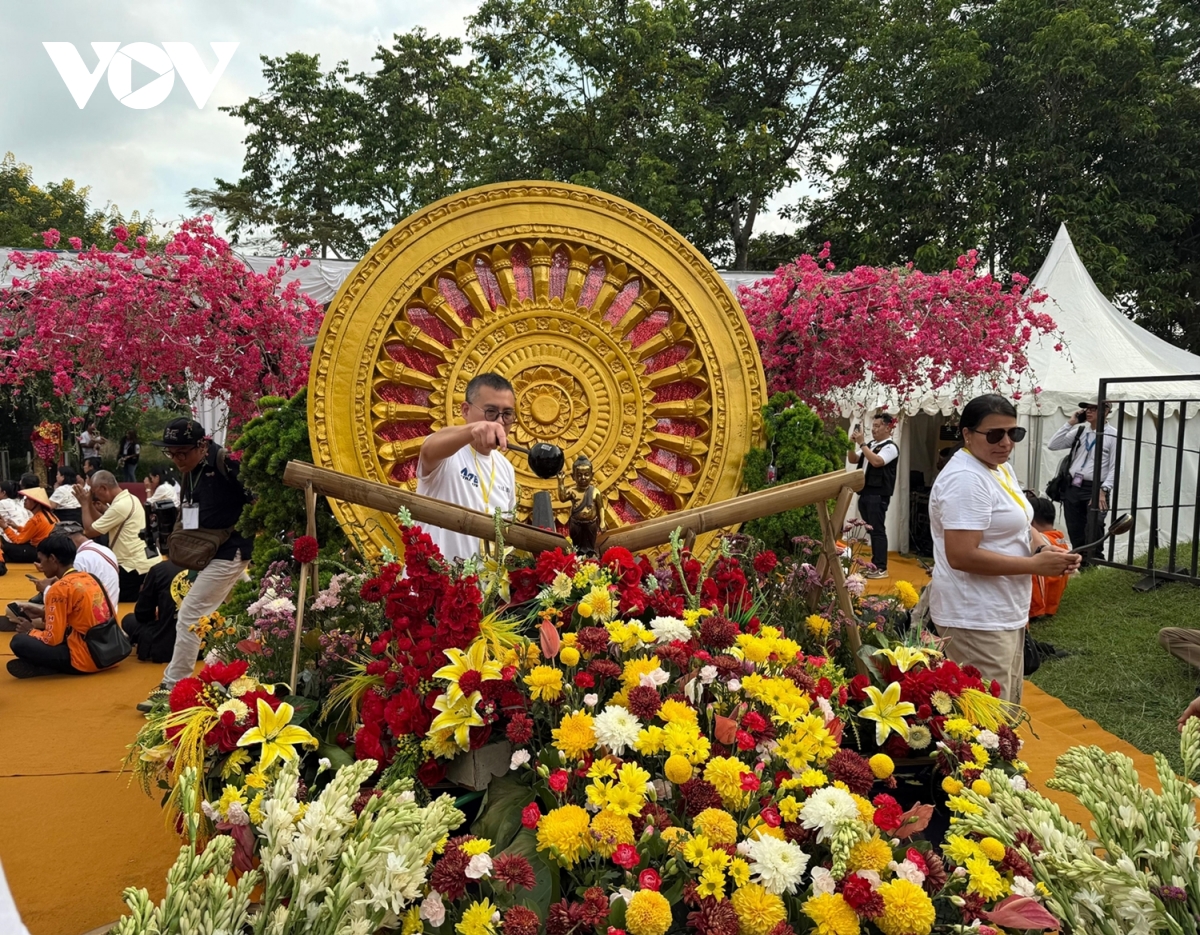 lung linh lễ hội thả đèn lồng vesak ở ngôi đền phật giáo lớn nhất thế giới hình ảnh 9 lung linh le hoi tha den long vesak o ngoi den phat giao lon nhat the gioi hinh anh 9