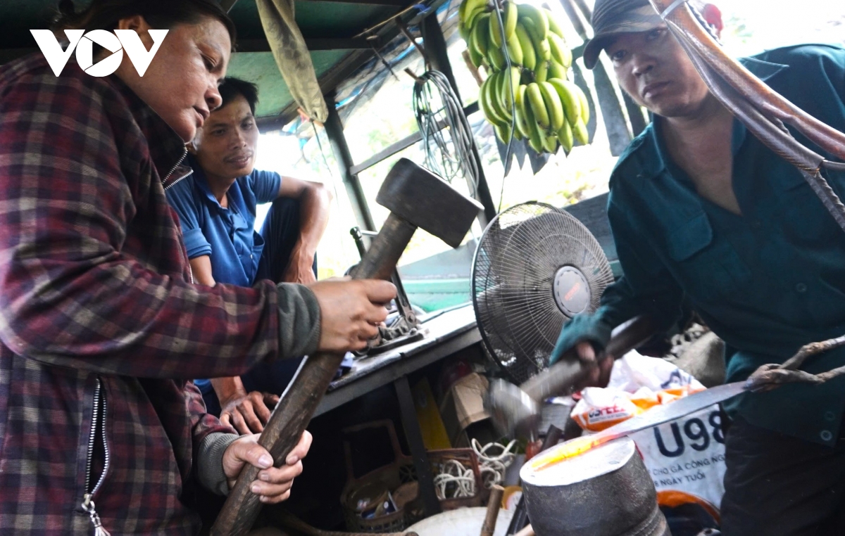 Đập búa trên sông - nghề từng phổ biến nay hiếm có khó tìm hình ảnh 9 Dap bua tren song - nghe tung pho bien nay hiem co kho tim hinh anh 9