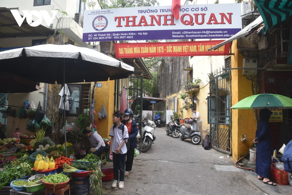 Sự cố vữa trần rơi trong lớp: Nhà trường đã róc bỏ tường, trần có nguy cơ bong tróc