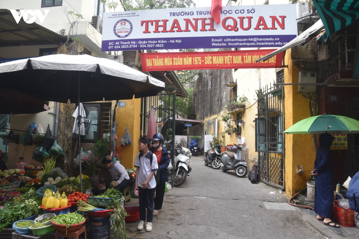 Sự cố vữa trần rơi trong lớp: Nhà trường đã róc bỏ tường, trần có nguy cơ bong tróc