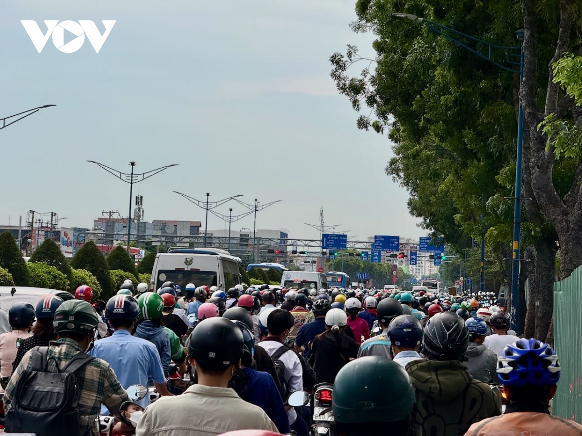 Ùn tắc thường xuyên ở nút cộng hòa - trường chinh, tp.hcm do đèn giao thông hình ảnh 1 Un tac thuong xuyen o nut cong hoa - truong chinh, tp.hcm do den giao thong hinh anh 1