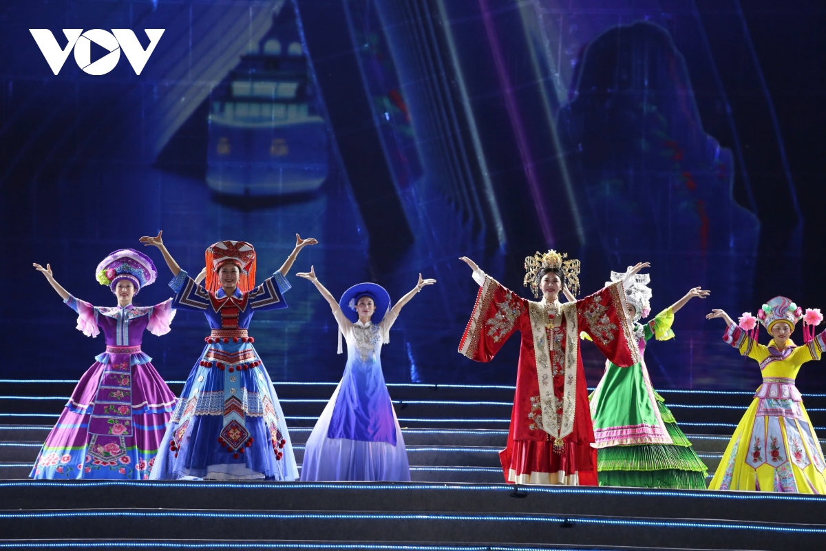hàng vạn người dân, du khách hoà mình vào không khí carnaval hạ long 2025 hình ảnh 8 hang van nguoi dan, du khach hoa minh vao khong khi carnaval ha long 2025 hinh anh 8