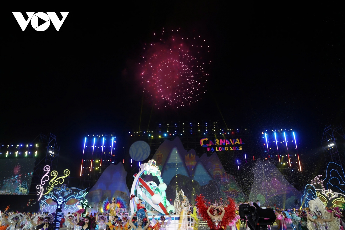 hàng vạn người dân, du khách hoà mình vào không khí carnaval hạ long 2025 hình ảnh 11 hang van nguoi dan, du khach hoa minh vao khong khi carnaval ha long 2025 hinh anh 11