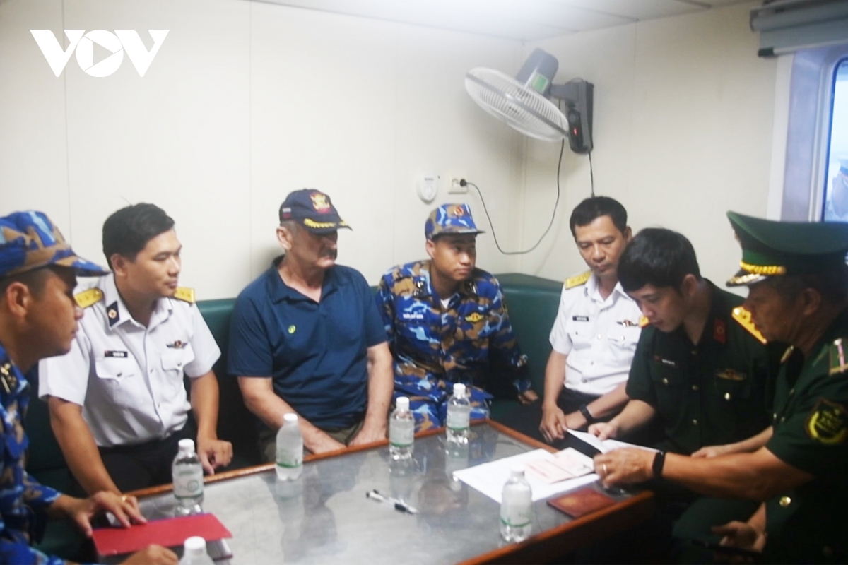 Tàu Vùng 4 Hải quân kịp thời đưa bệnh nhân tàu nước ngoài vào đất liền cấp cứu