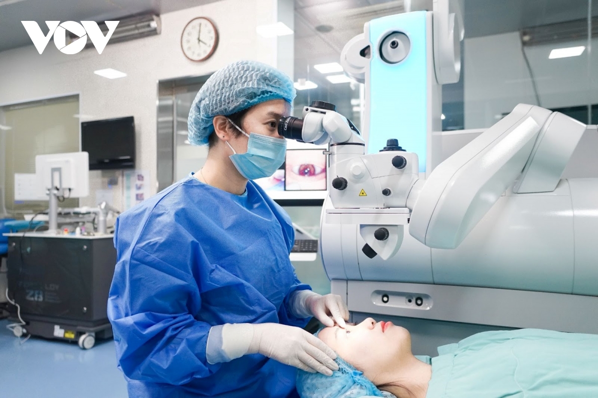 BV Mắt Quốc tế DND: Phẫu thuật thành công viễn thị bằng phương pháp Smile pro