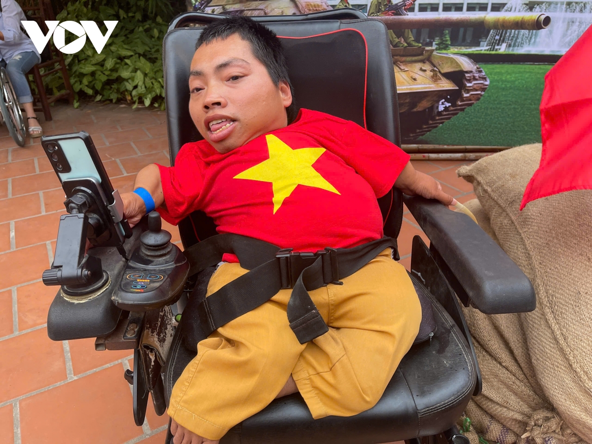 nghị lực vượt lên số phận của chàng trai mắc bệnh xương thủy tinh hình ảnh 1 nghi luc vuot len so phan cua chang trai mac benh xuong thuy tinh hinh anh 1