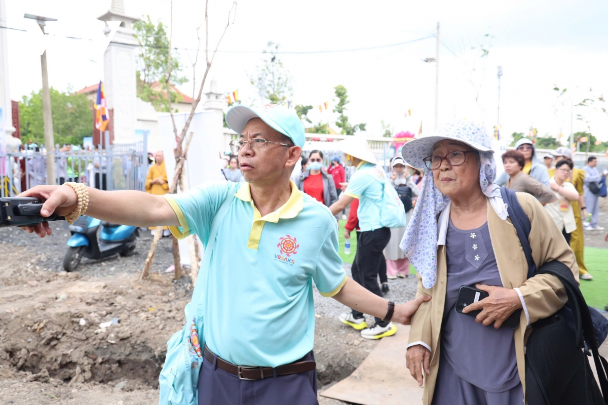 nét đẹp tình nguyện viên tận tâm phụng sự ở Đại lễ vesak 2025 hình ảnh 2 net dep tinh nguyen vien tan tam phung su o Dai le vesak 2025 hinh anh 2