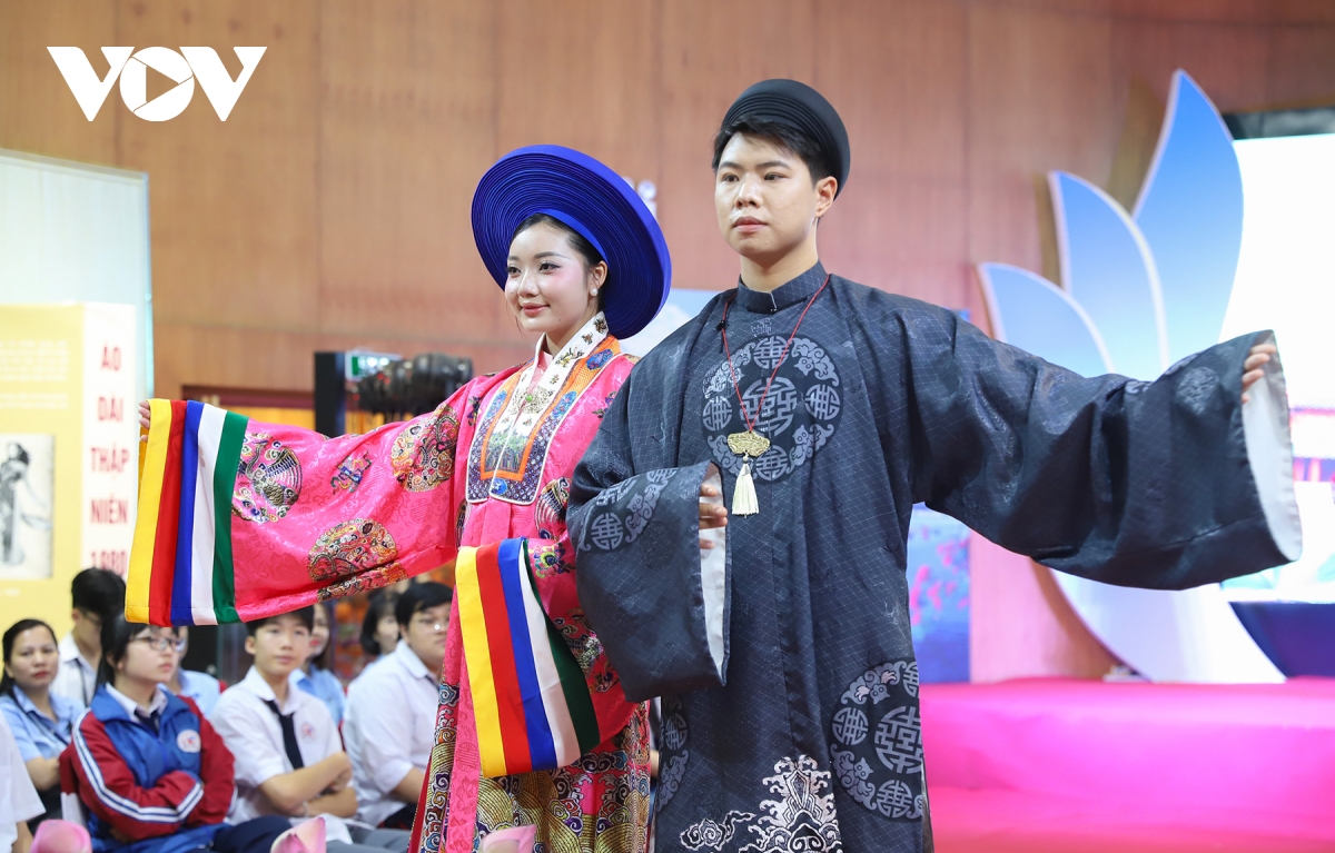 Kết nối di sản Huế - Hạ Long qua trình diễn áo dài bên bờ vịnh