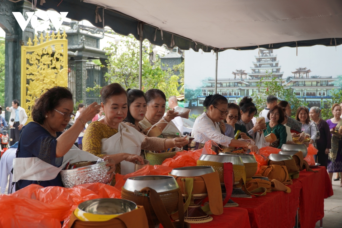 cong dong nguoi viet tai lao to chuc Dai le phat dan phat lich 2569 hinh anh 3