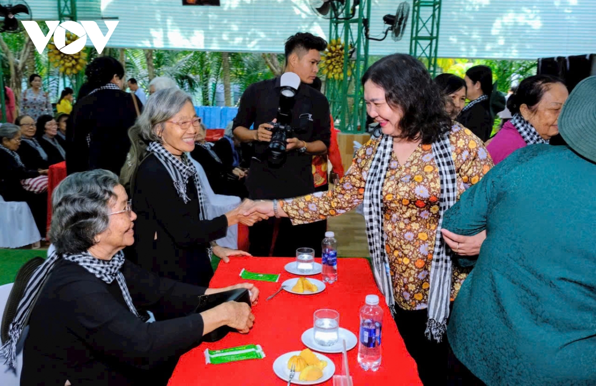 Đội quân nữ bến tre hiên ngang đi trong đạn lửa hình ảnh 2 Doi quan nu ben tre hien ngang di trong dan lua hinh anh 2