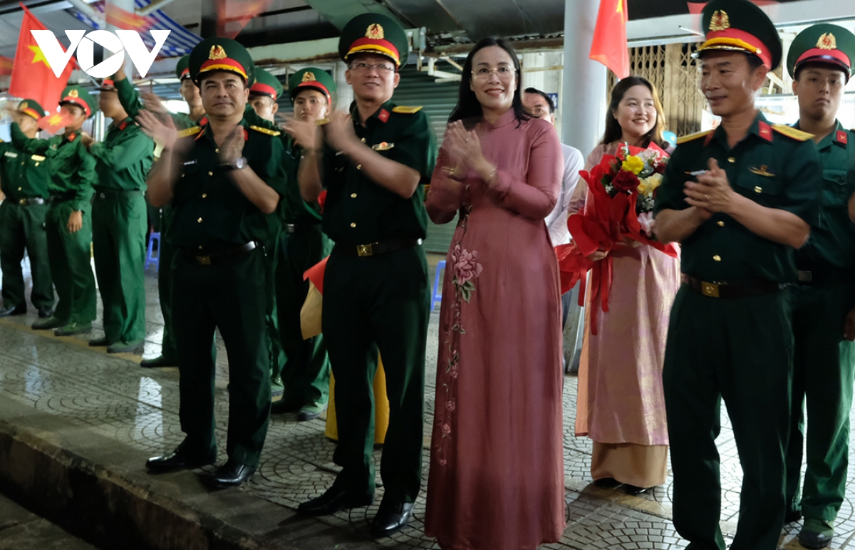 Đà nẵng đón hơn 500 cán bộ, chiến sĩ hoàn thành diễu binh, diễu hành trở về hình ảnh 4 Da nang don hon 500 can bo, chien si hoan thanh dieu binh, dieu hanh tro ve hinh anh 4