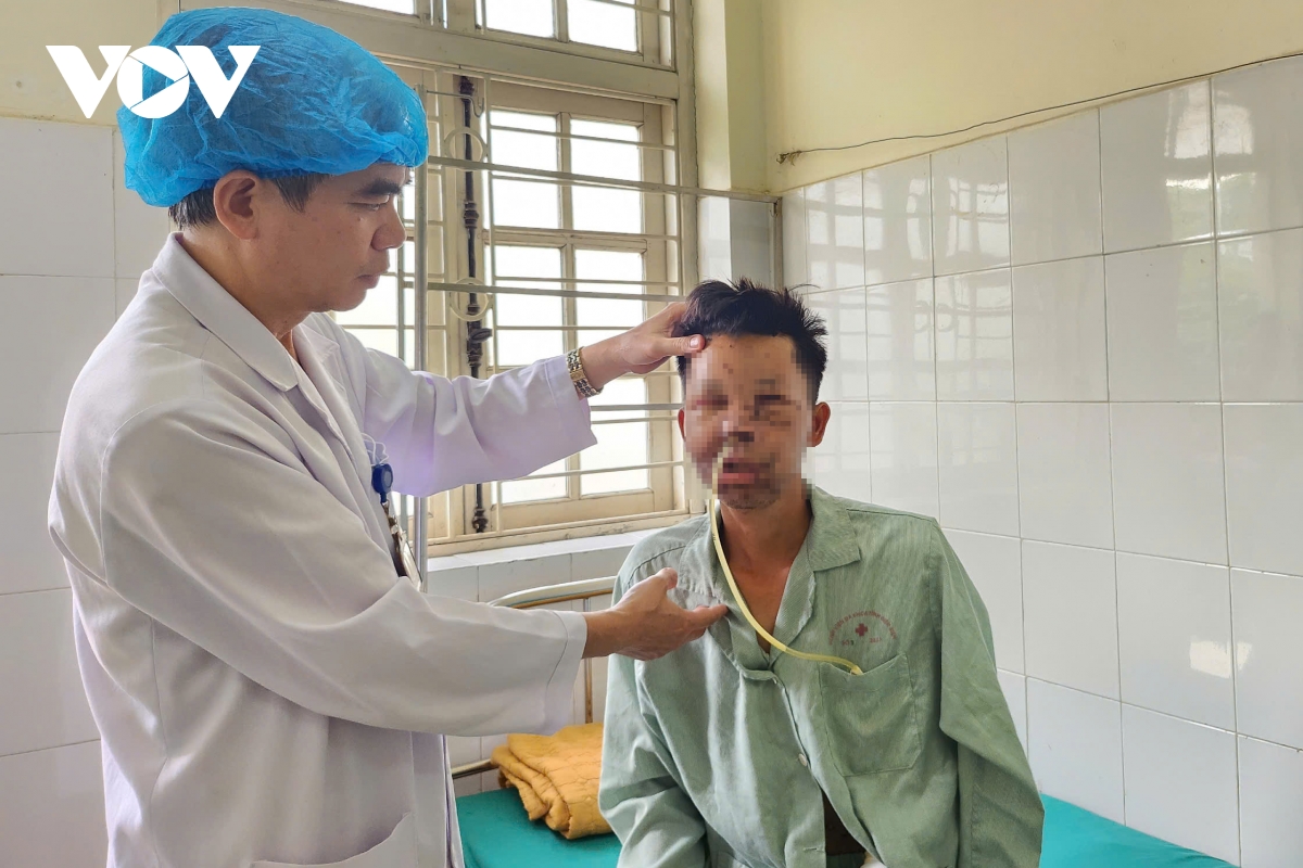Cứu người đàn ông bị gấu hoang tấn công tại khu vực biên giới Điện Biên