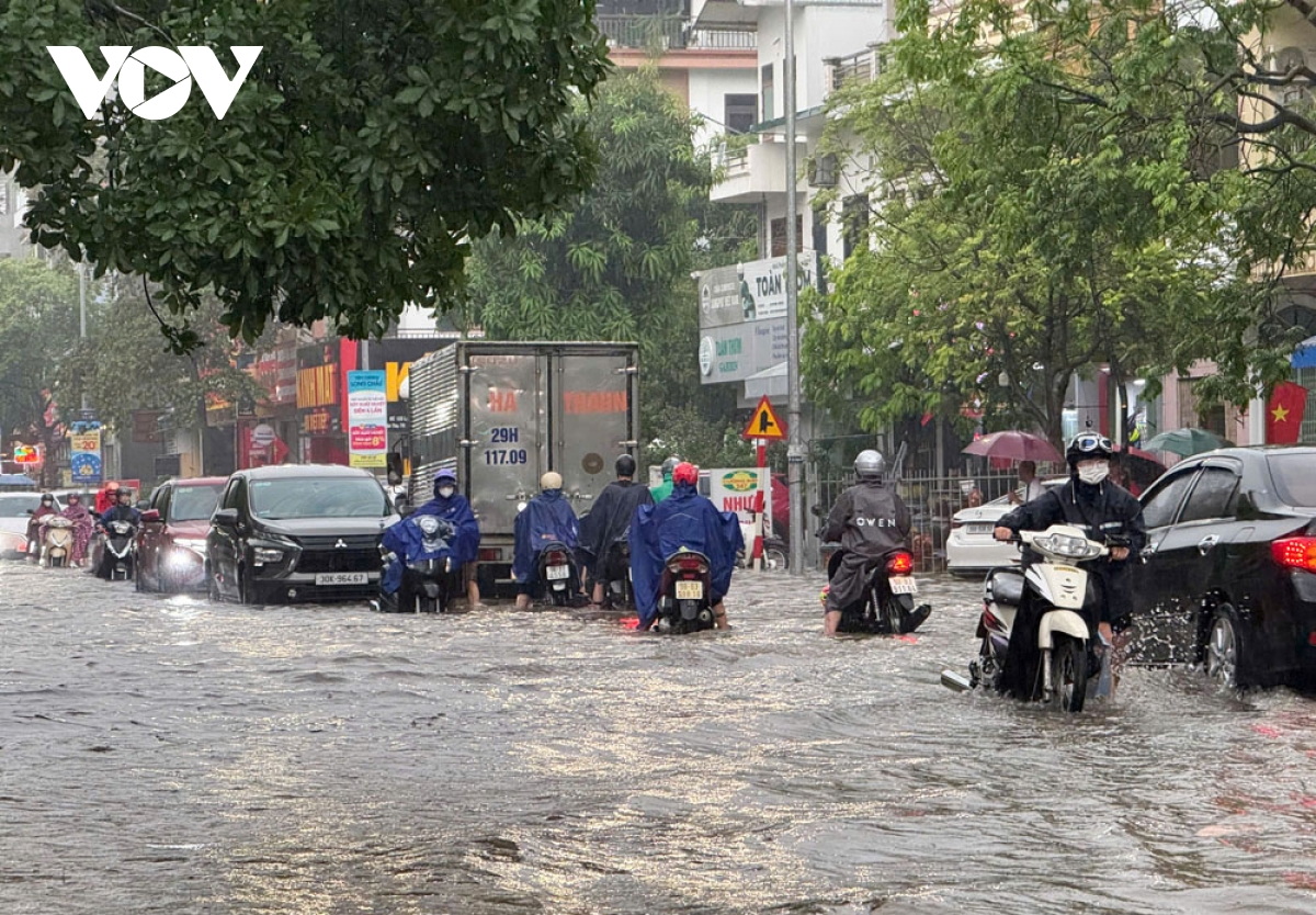 Mưa lớn, nhiều tuyến đường ở TP Bắc Giang ngập sâu