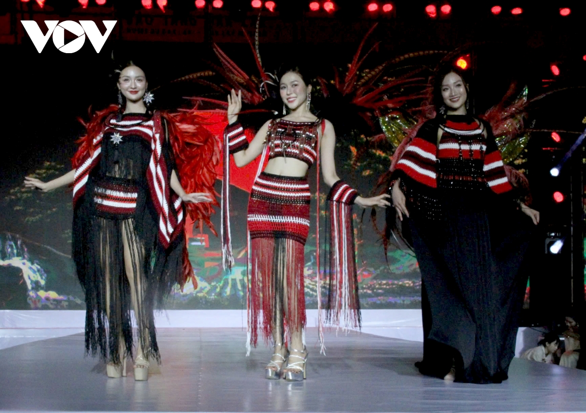 https://media.vov.vn/sites/default/files/styles/large_watermark/public/2025-05/bo_suu_tap_sac_mau_tay_nguyen_cua_nha_thiet_ke_nguyen_viet_hung_ket_hop_nghe_thuat_moc_len_thu_cong_de_tai_hien_dac_trung_cua_tho_cam_e_de.jpg