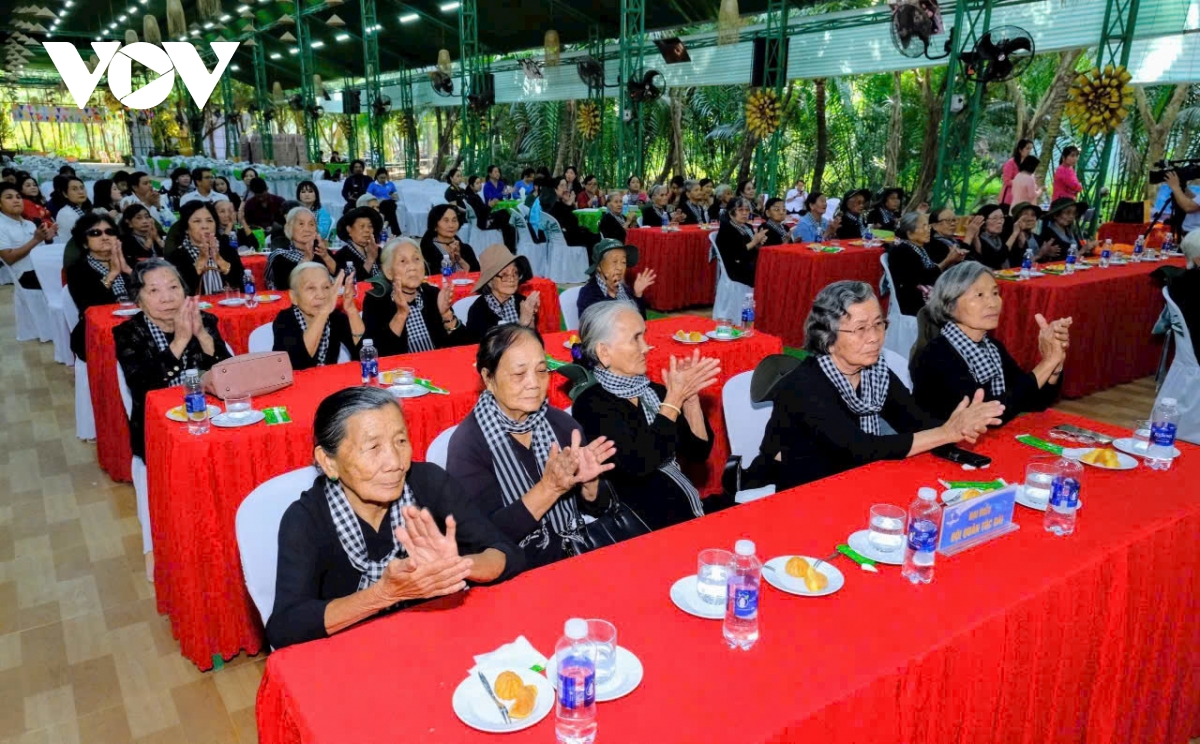 Doi quan nu ben tre hien ngang di trong dan lua hinh anh 3
