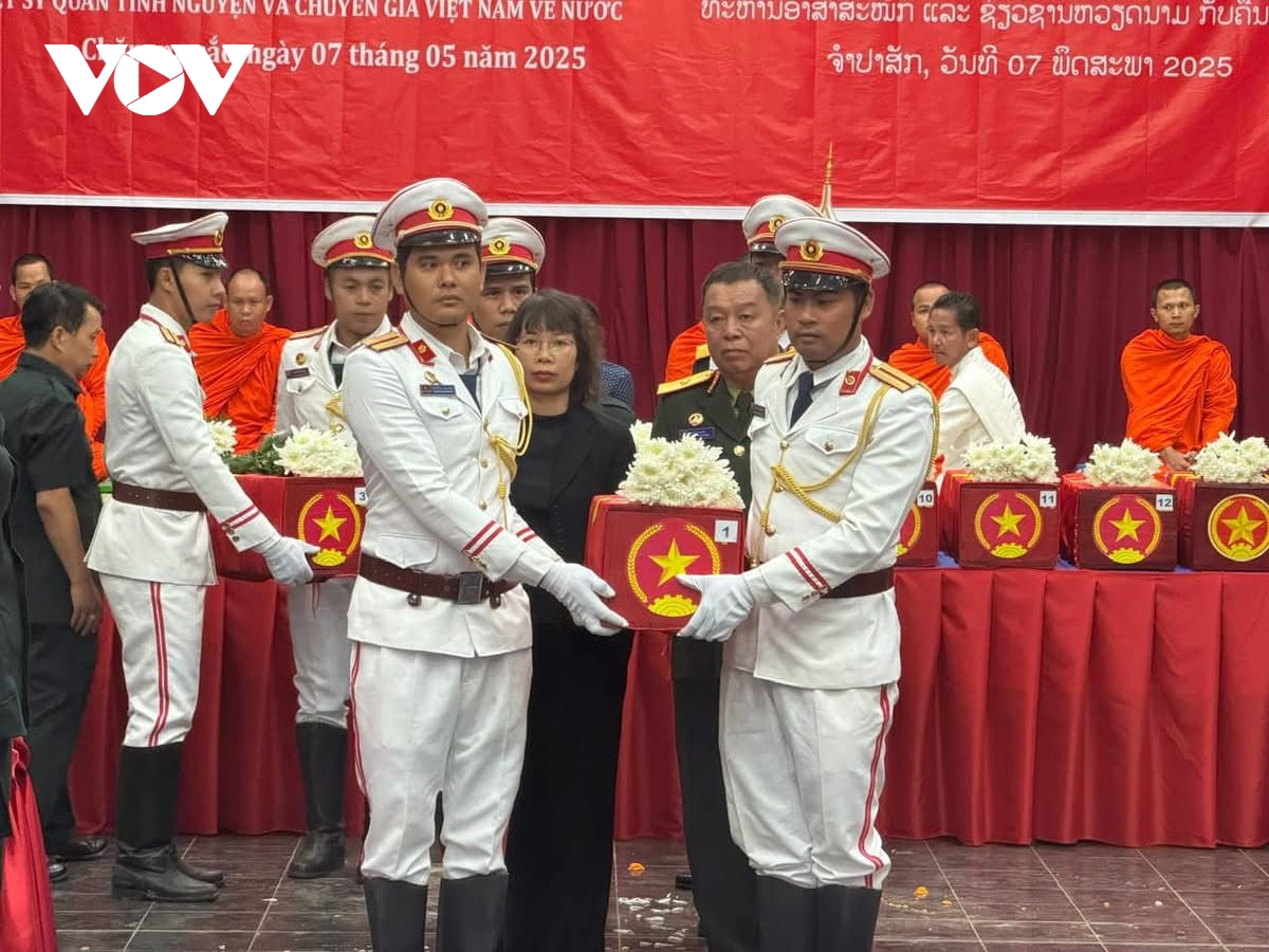 Đưa 16 hài cốt liệt sỹ Việt Nam hy sinh tại Lào về với đất mẹ