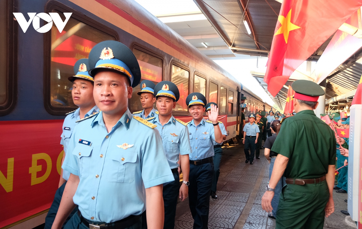 Đón các lực lượng hoàn thanh nhiệm vụ diễu binh, diễu hành tại ga Đà nẵng hình ảnh 3 Don cac luc luong hoan thanh nhiem vu dieu binh, dieu hanh tai ga Da nang hinh anh 3