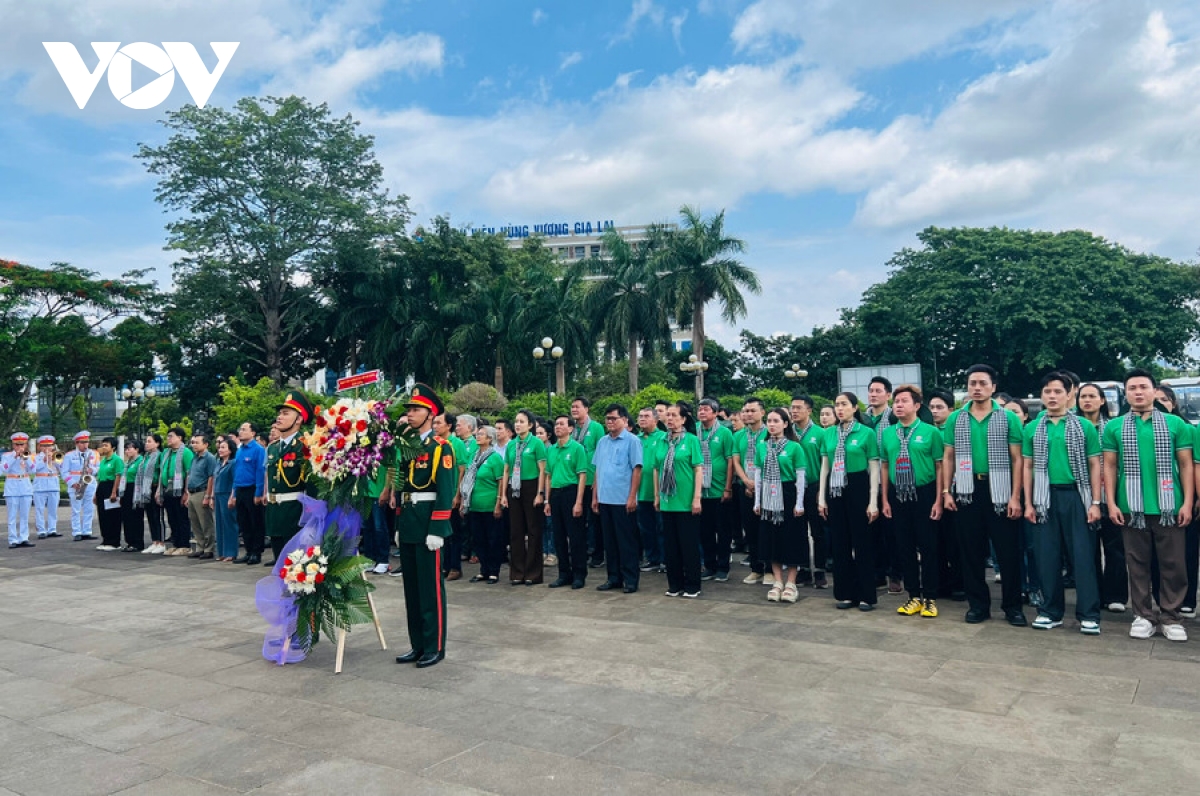Đoàn công tác tp.hcm tặng quà, biểu diễn văn nghệ tại gia lai hình ảnh 2 Doan cong tac tp.hcm tang qua, bieu dien van nghe tai gia lai hinh anh 2