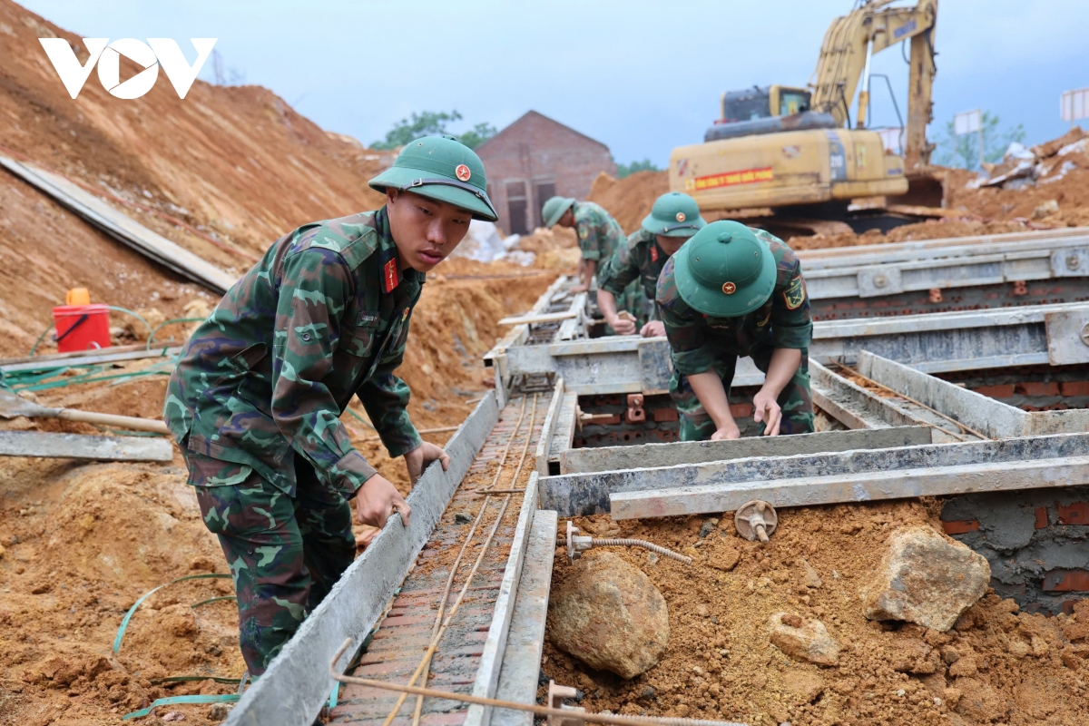 Thi công không nghỉ lễ giúp bà con vùng lũ sớm có nhà ở
