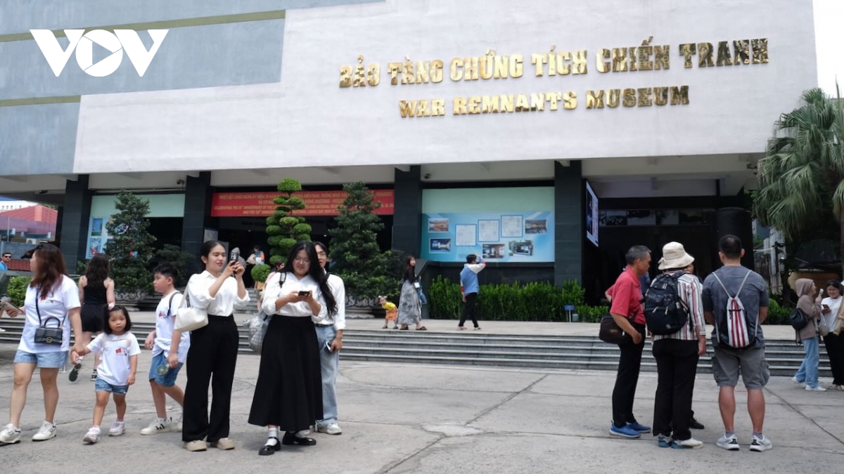 người dân, du khách đổ về các điểm vui chơi, di tích lịch sử tại tp.hcm hình ảnh 2 nguoi dan, du khach do ve cac diem vui choi, di tich lich su tai tp.hcm hinh anh 2