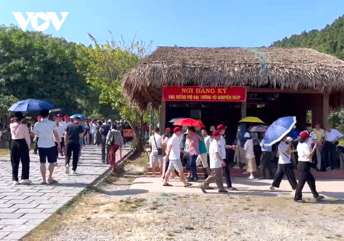 Gần 12.000 người đến viếng mộ Đại tướng Võ Nguyên Giáp trong dịp nghỉ lễ