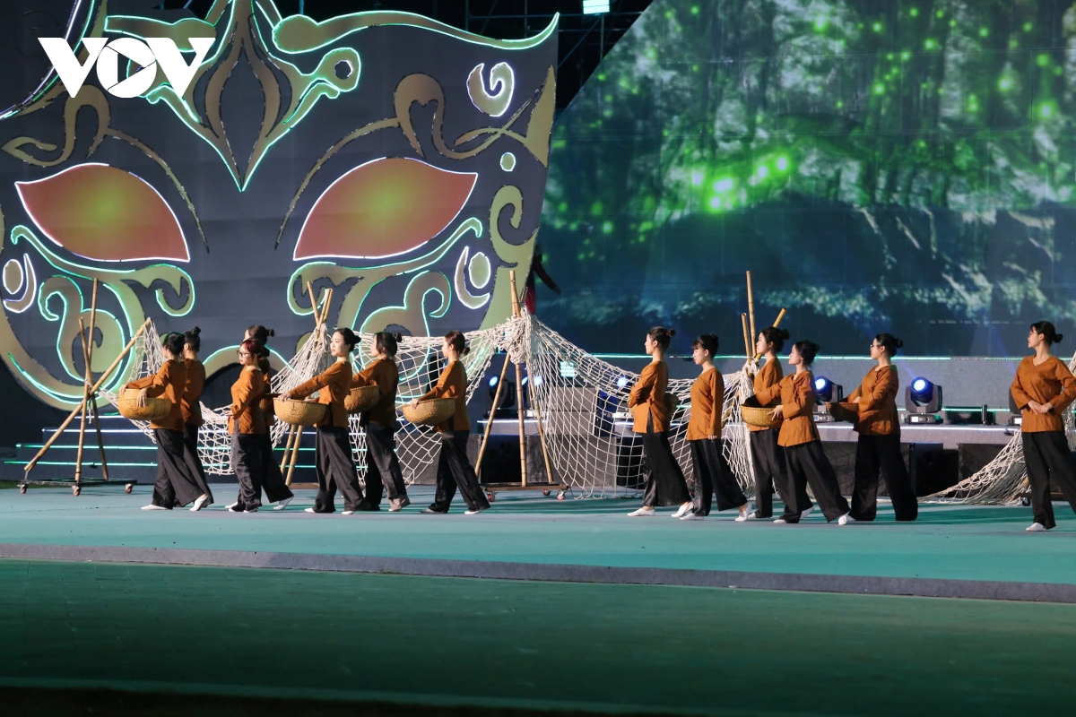 hàng vạn người dân, du khách hoà mình vào không khí carnaval hạ long 2025 hình ảnh 5 hang van nguoi dan, du khach hoa minh vao khong khi carnaval ha long 2025 hinh anh 5