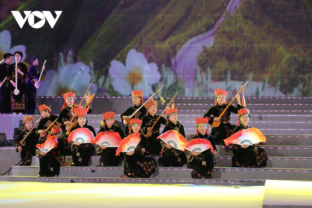 hàng vạn người dân, du khách hoà mình vào không khí carnaval hạ long 2025 hình ảnh 7 hang van nguoi dan, du khach hoa minh vao khong khi carnaval ha long 2025 hinh anh 7