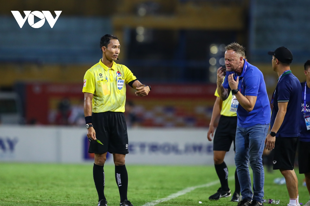 toàn cảnh trận cahn hoà hà tĩnh hai trợ lý cahn suýt va chạm trên sân hình ảnh 9 toan canh tran cahn hoa ha tinh hai tro ly cahn suyt va cham tren san hinh anh 9