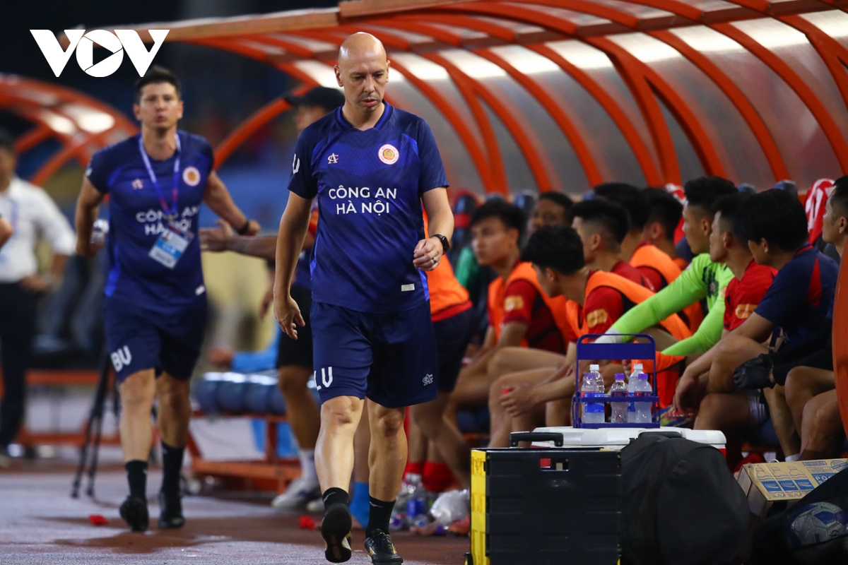 toàn cảnh trận cahn hoà hà tĩnh hai trợ lý cahn suýt va chạm trên sân hình ảnh 10 toan canh tran cahn hoa ha tinh hai tro ly cahn suyt va cham tren san hinh anh 10