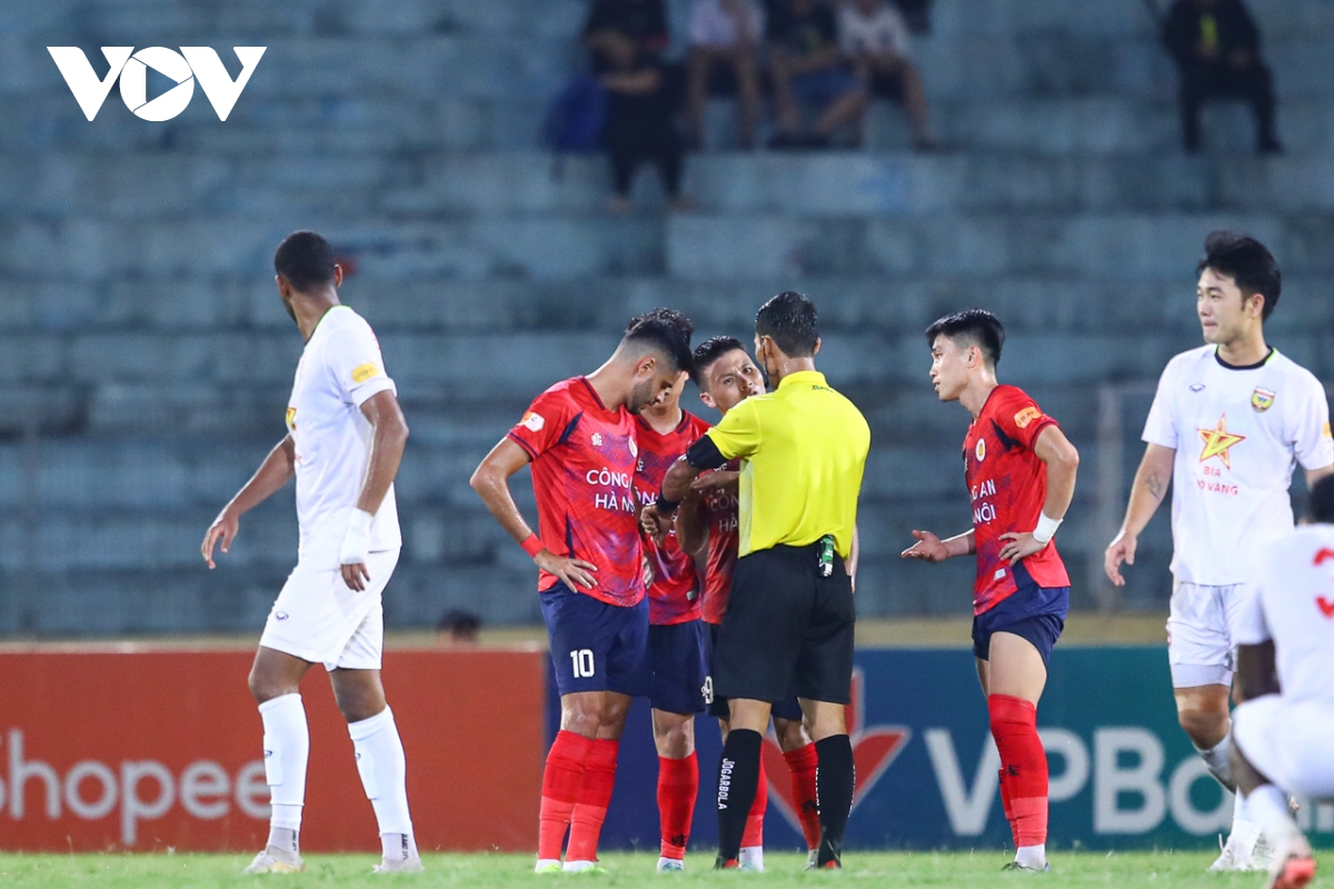toàn cảnh trận cahn hoà hà tĩnh hai trợ lý cahn suýt va chạm trên sân hình ảnh 13 toan canh tran cahn hoa ha tinh hai tro ly cahn suyt va cham tren san hinh anh 13
