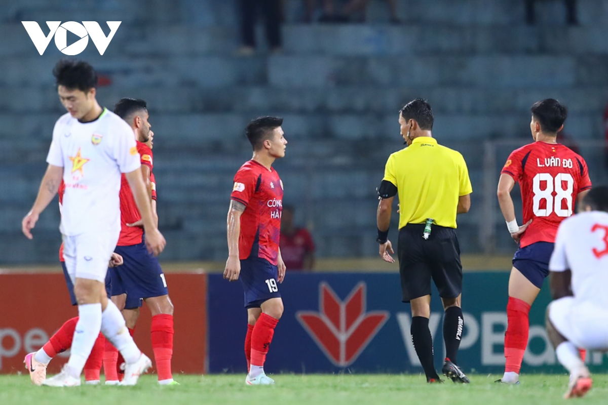 toàn cảnh trận cahn hoà hà tĩnh hai trợ lý cahn suýt va chạm trên sân hình ảnh 14 toan canh tran cahn hoa ha tinh hai tro ly cahn suyt va cham tren san hinh anh 14